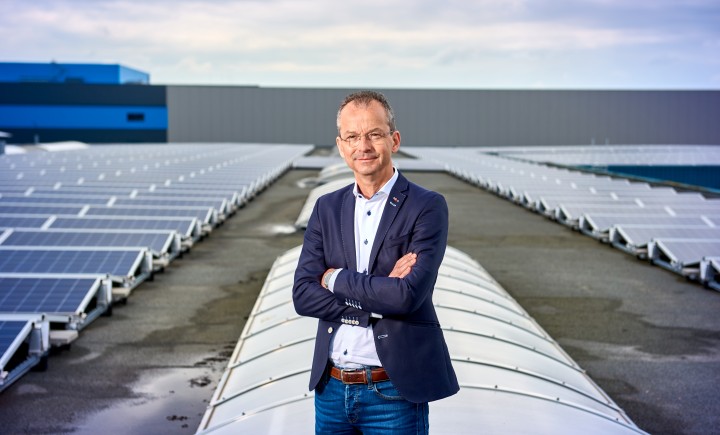 Zonnepanelen op het dak van Somers B.V. Waalwijk